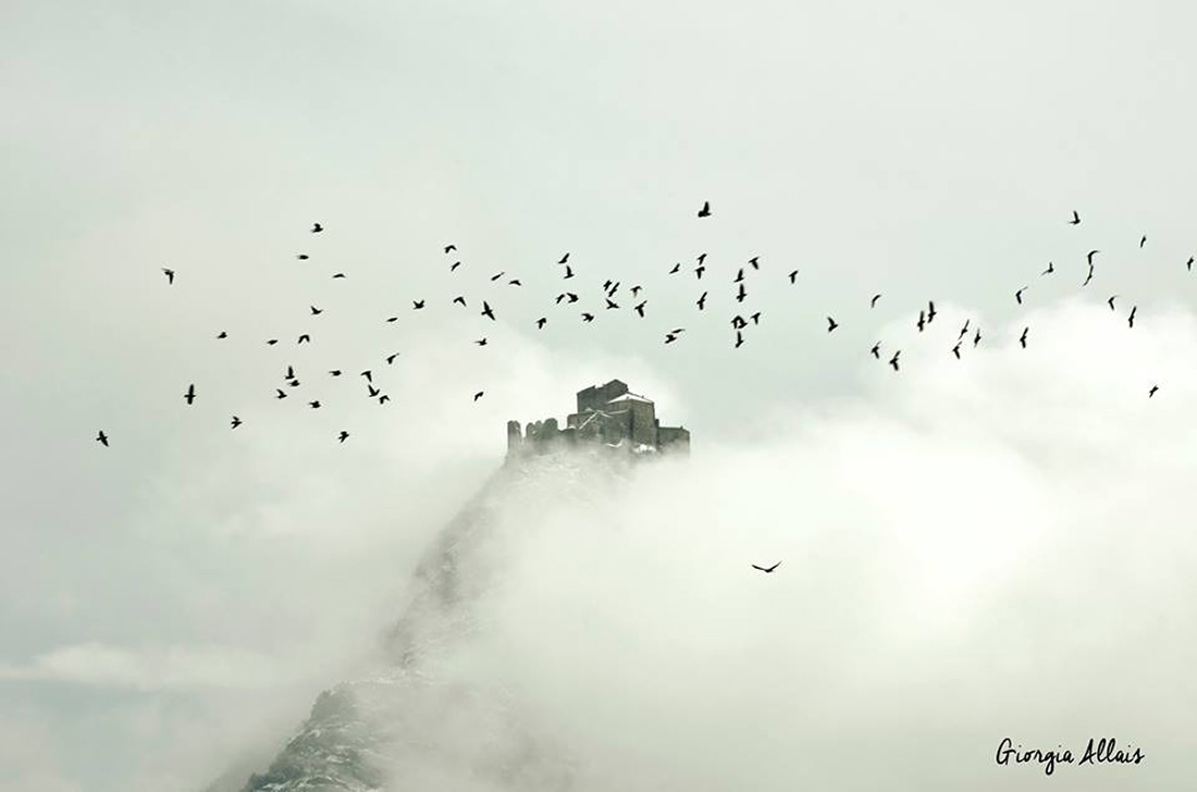 La neve al 5 marzo, un timido raggio di sole, la Sacra che si nasconde tra le nuvole... - 05.03.16 - #fotodelgiorno di Giorgia Allais